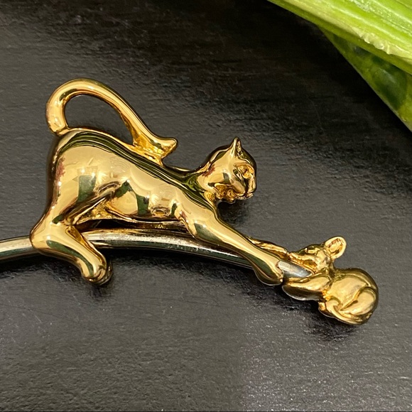 Vintage Unsigned Gold-tone Cat Catching Mouse Slider Brooch - Picture 7 of 15